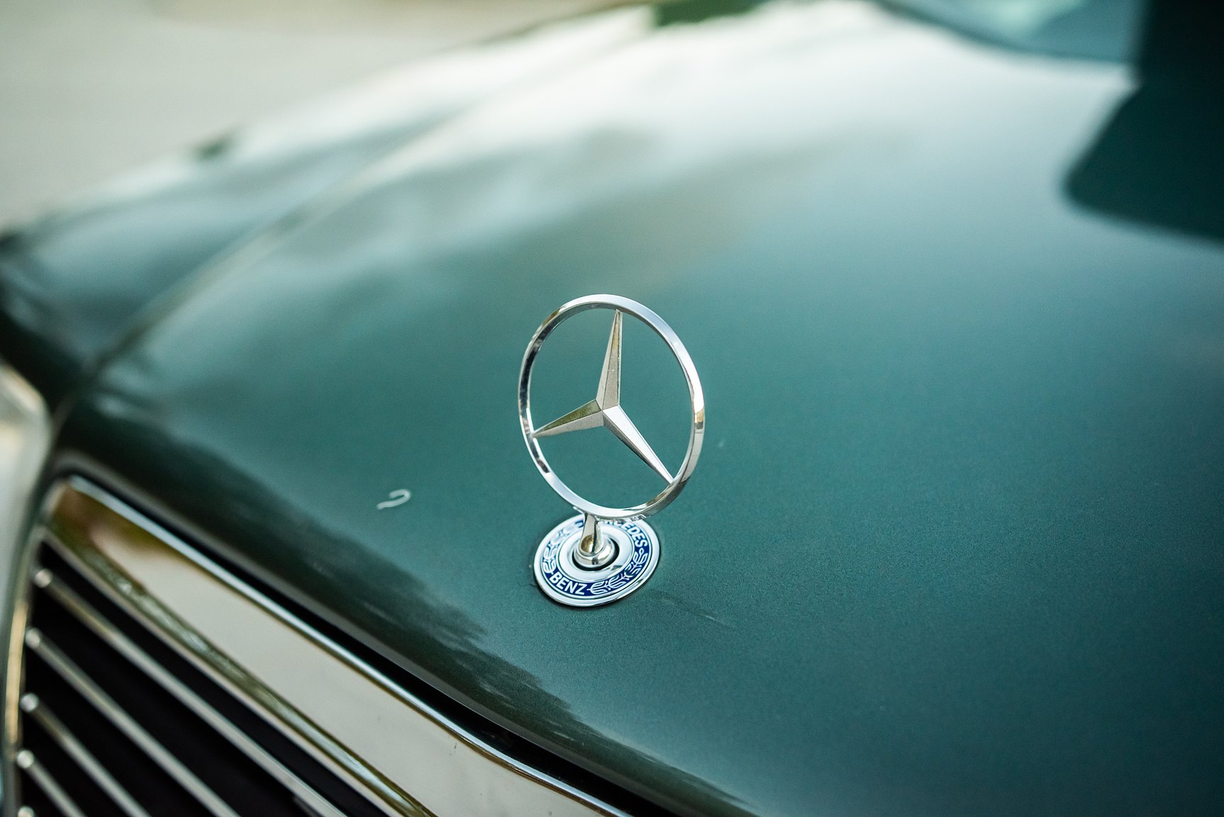 Exterior image of 1996 MERCEDES-BENZ E 320 T