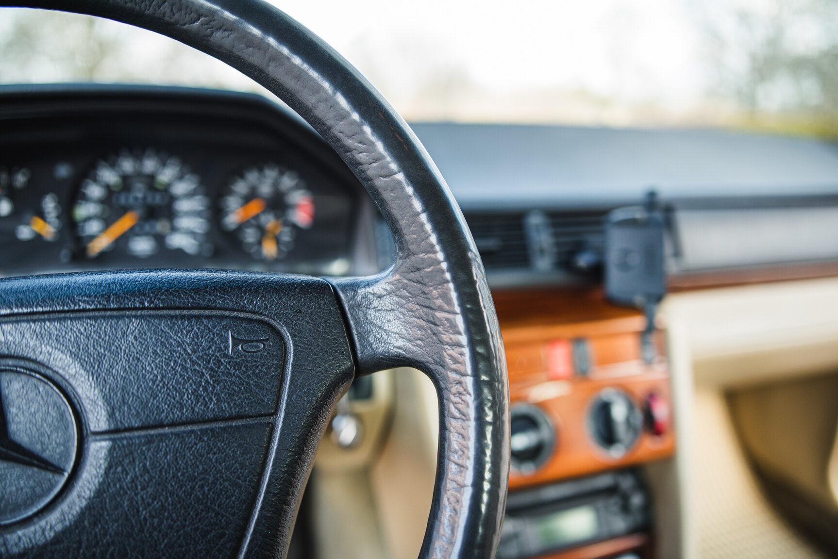 Interior image of 1993 Mercedes-Benz E 220
