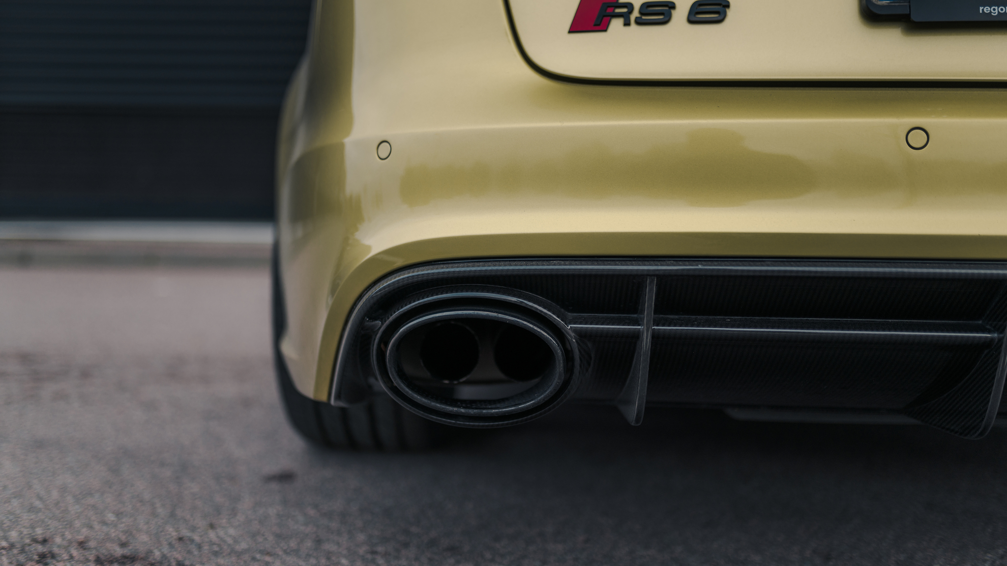 Exterior image of 2016 Audi RS6 Avant Exclusive (28)