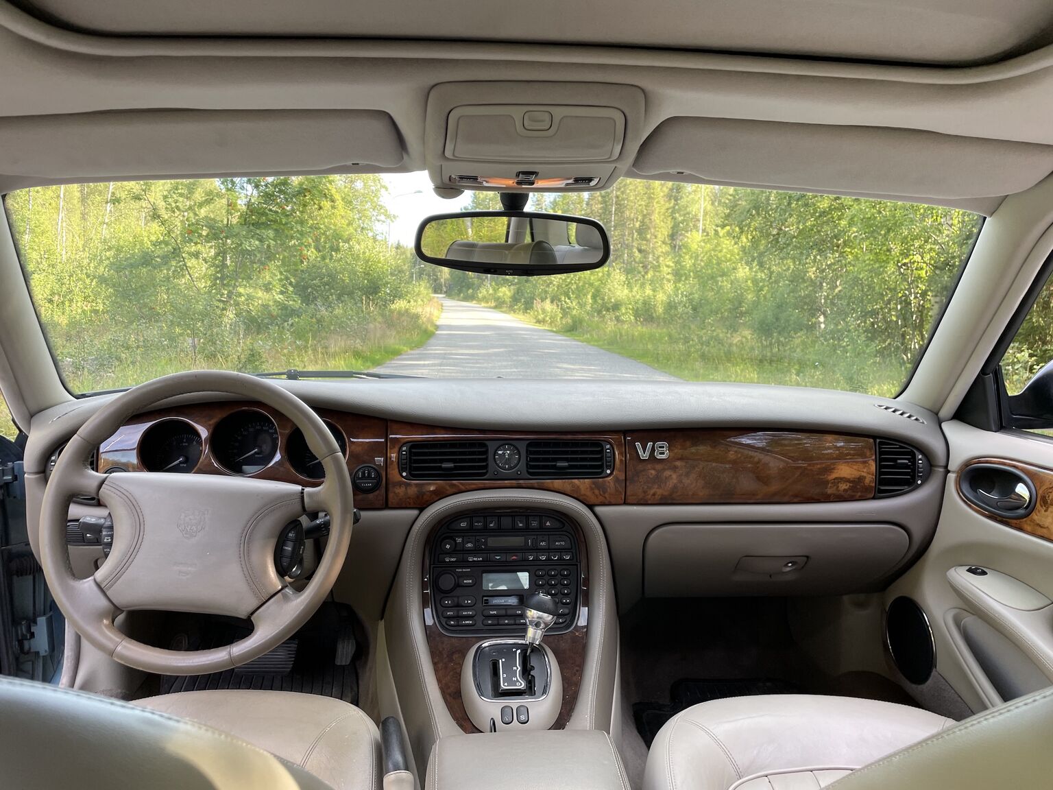 Innenraumfoto von 1998 Jaguar XJ8 Sovereign (44)