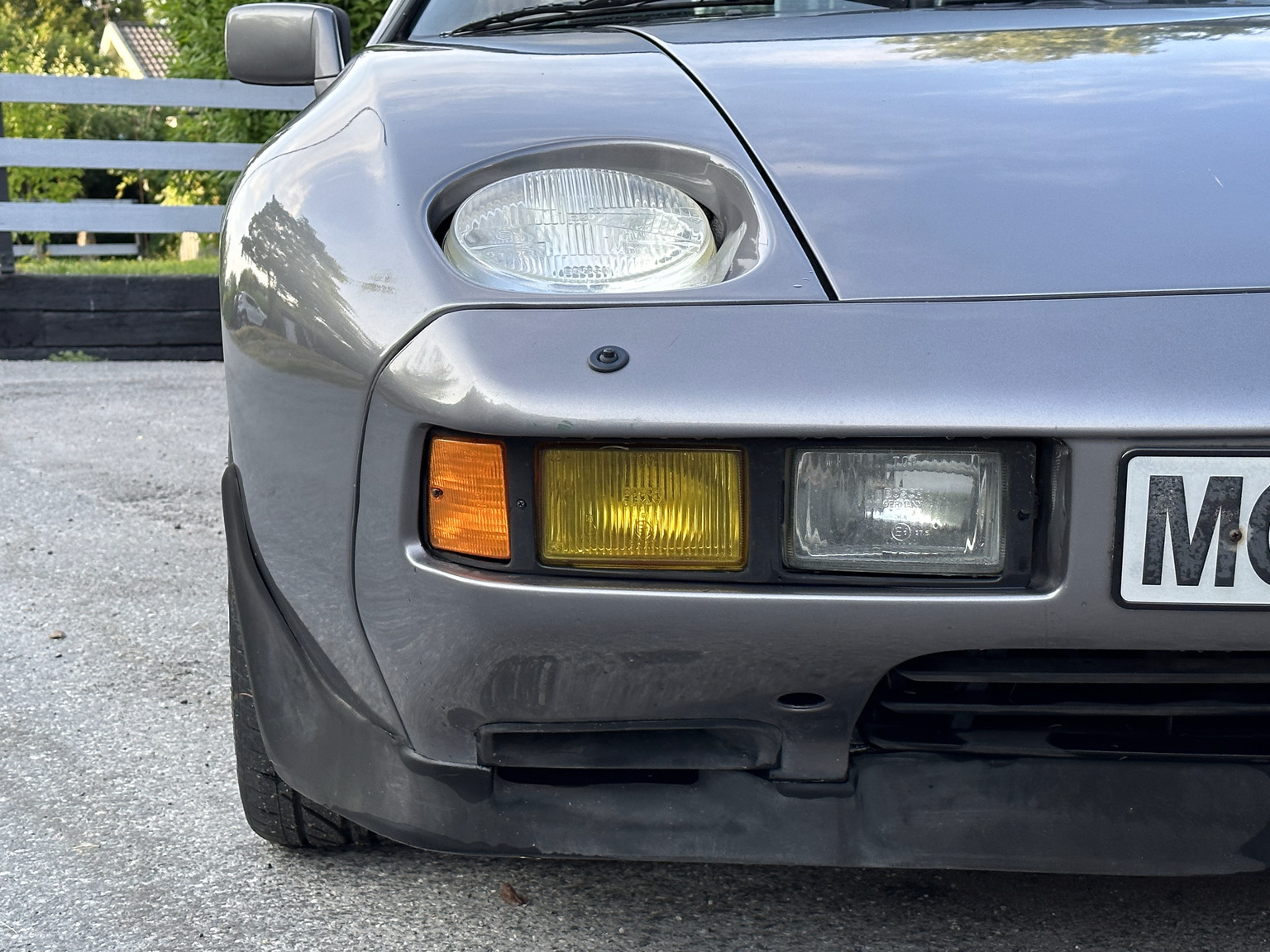 Exteriörbild på 1985 Porsche 928 (11)