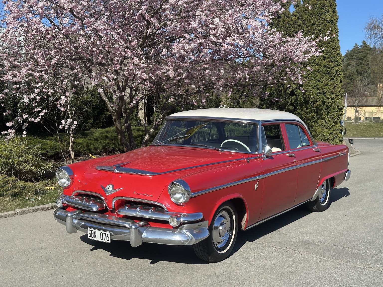 Exteriörbild på 1955 Dodge Custom Royal Sedan HEMI