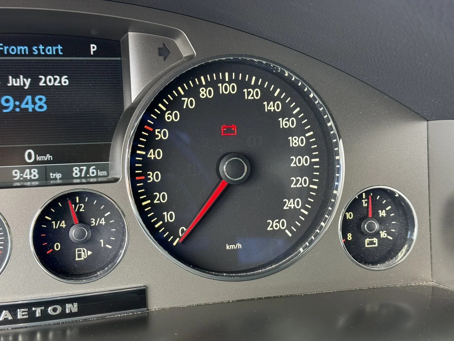 Interior image of 2013 Volkswagen Phaeton 3.0 TDI (28)