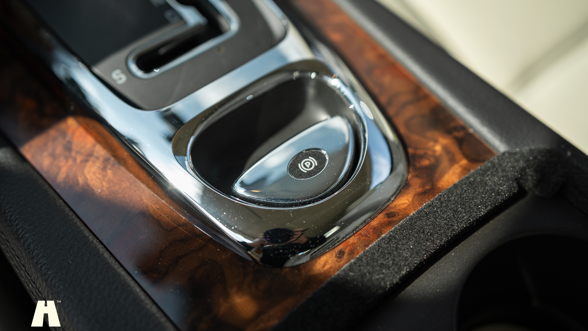Interior image of 2008 Jaguar XKR (60)
