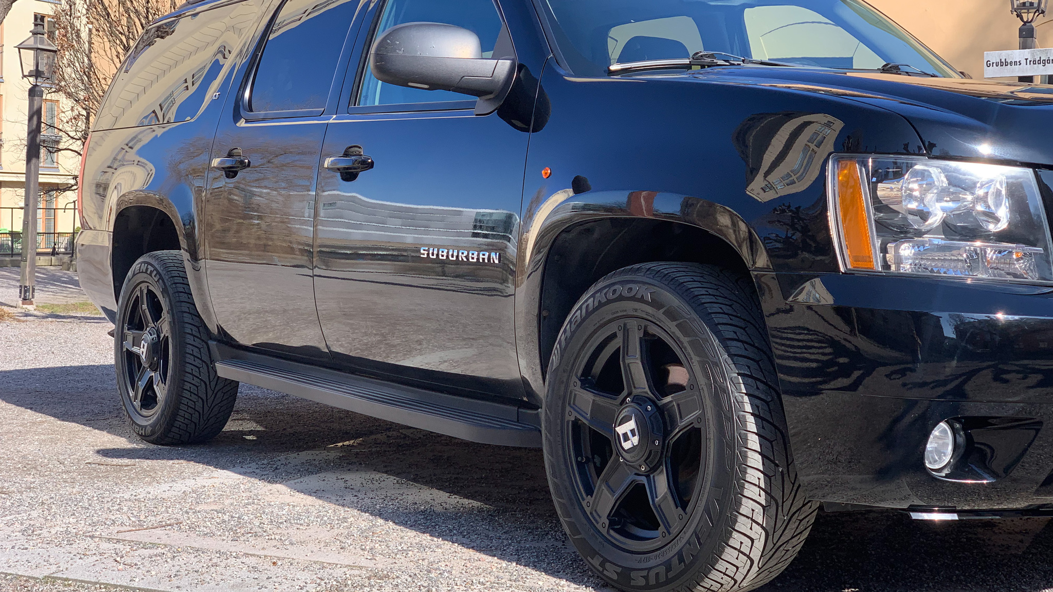 Exteriörbild på 2011 Chevrolet Suburban