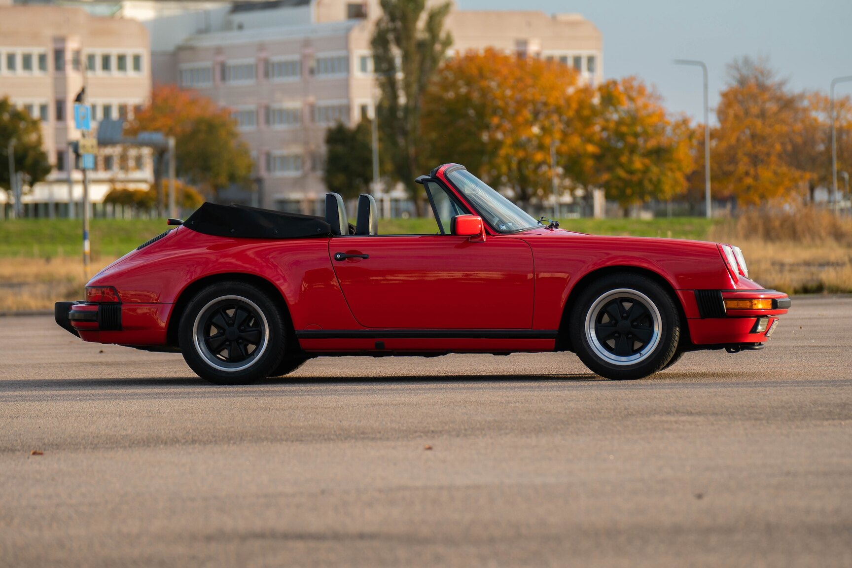 Exteriörbild på 1987 Porsche 911 Carrera Cab 3.2