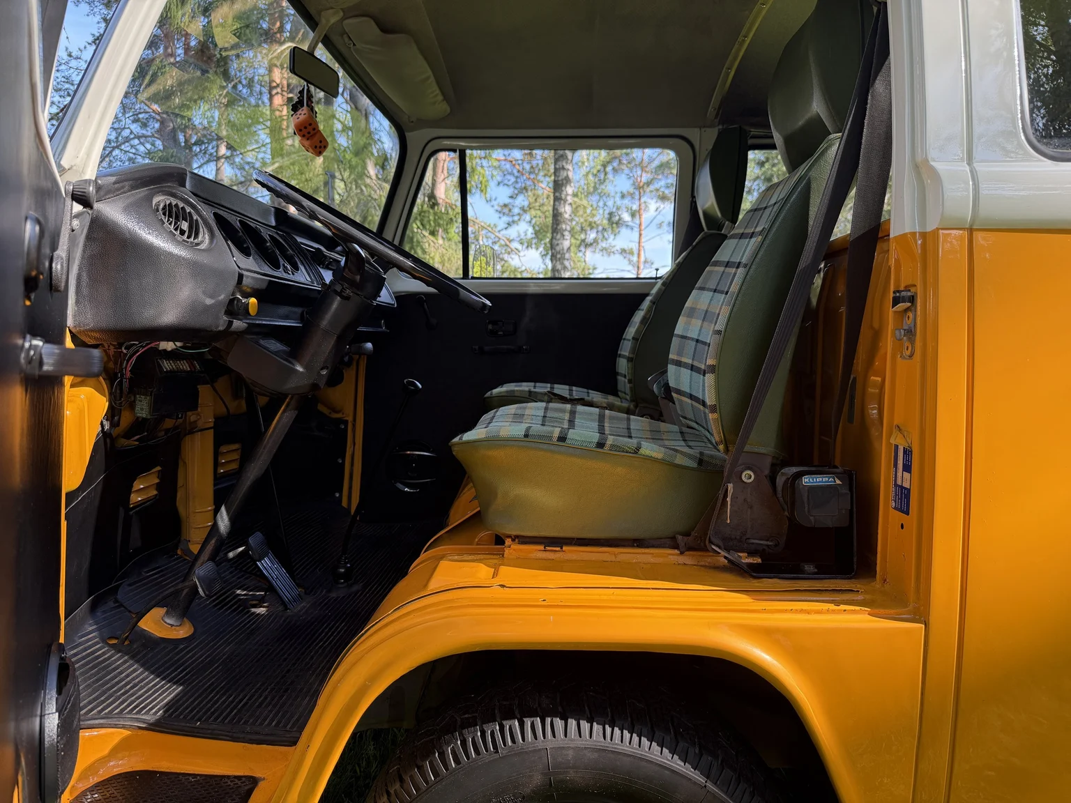 Innenraumfoto von 1975 Volkswagen Transporter Campervan (7)