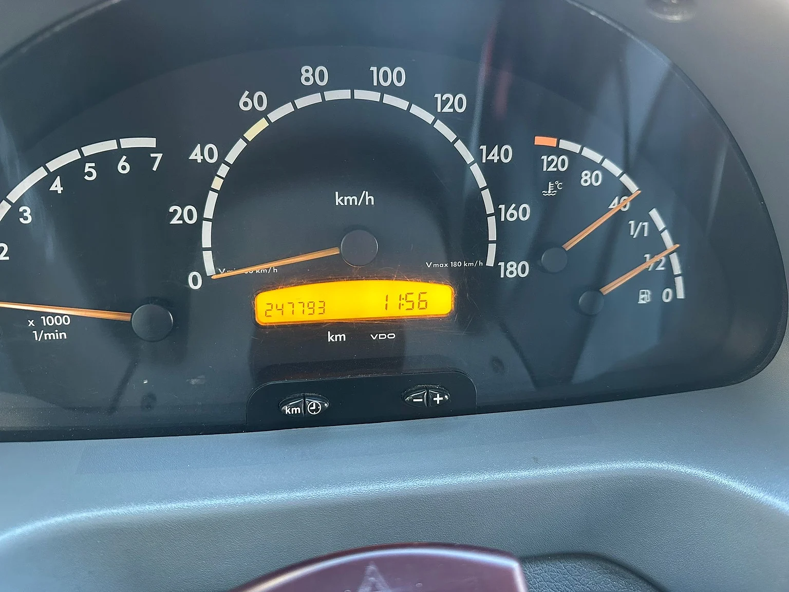 Interiörbild 2004 Mercedes-Benz Sprinter 4x4 Campervan/Overlander (4)