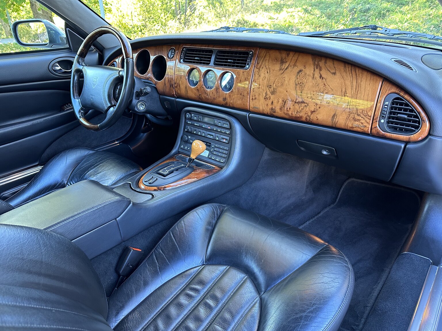 Innenraumfoto von 2000 Jaguar XK 8