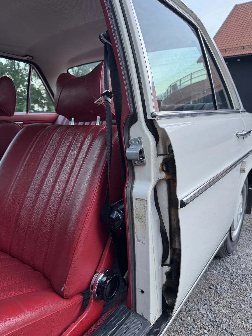 Innenraumfoto von 1972 Mercedes-Benz 200 (13)