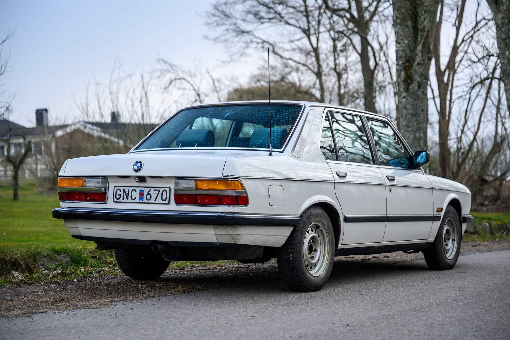 Exterior image of 1986 BMW 520i