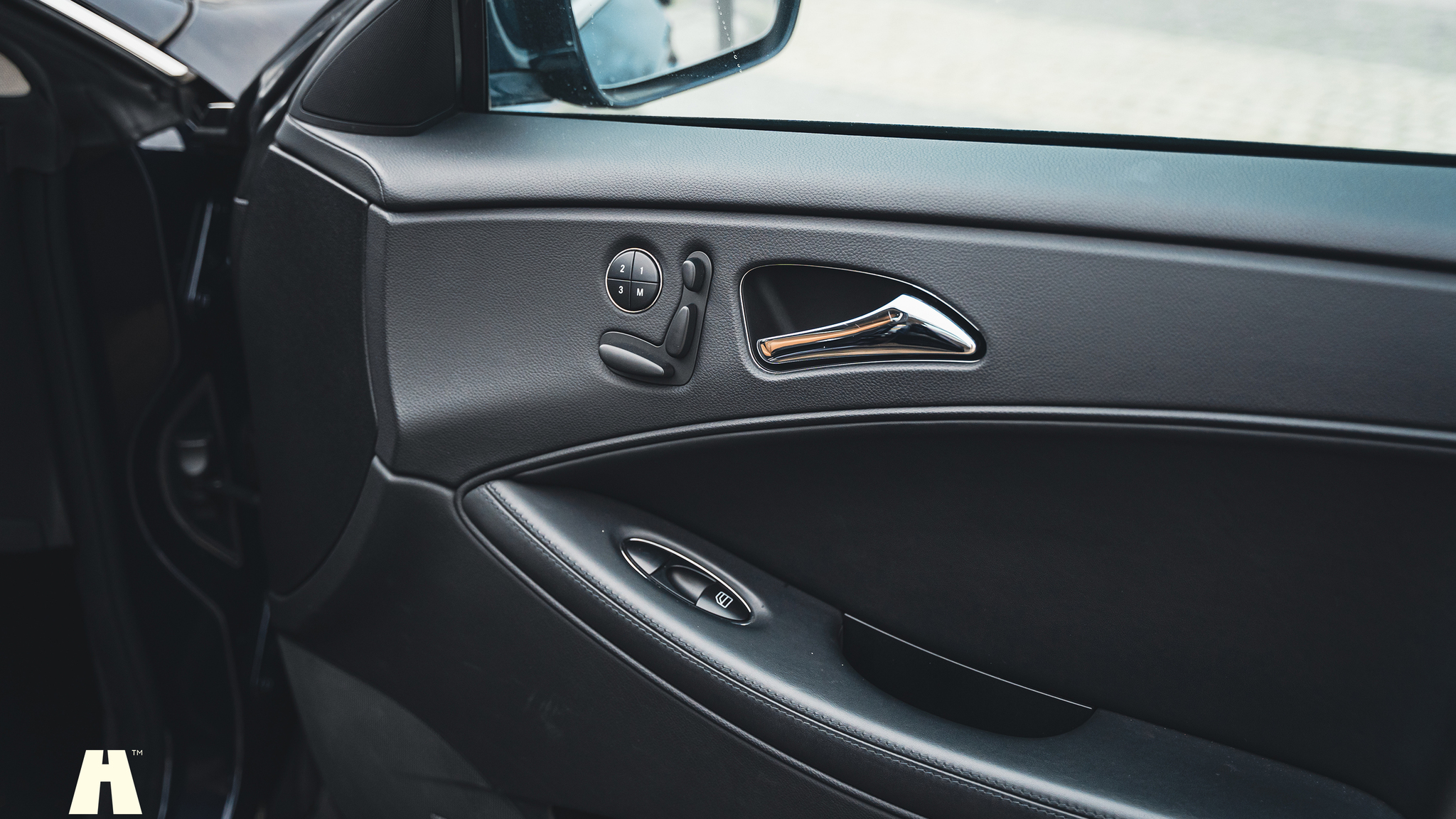 Innenraumfoto von 2008 Mercedes-Benz CLS 63 AMG (18)