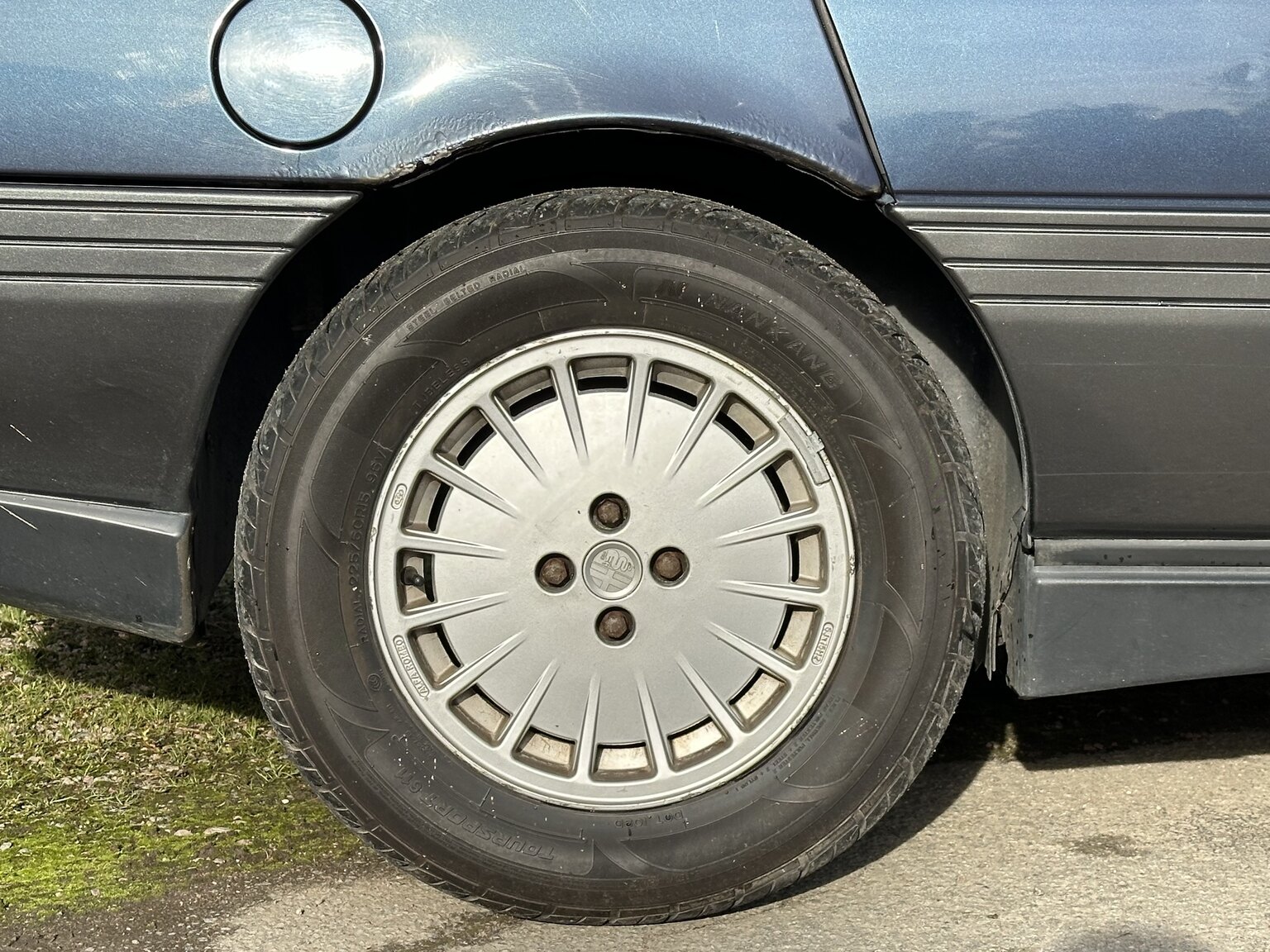 Exterior image of 1994 Alfa Romeo 164