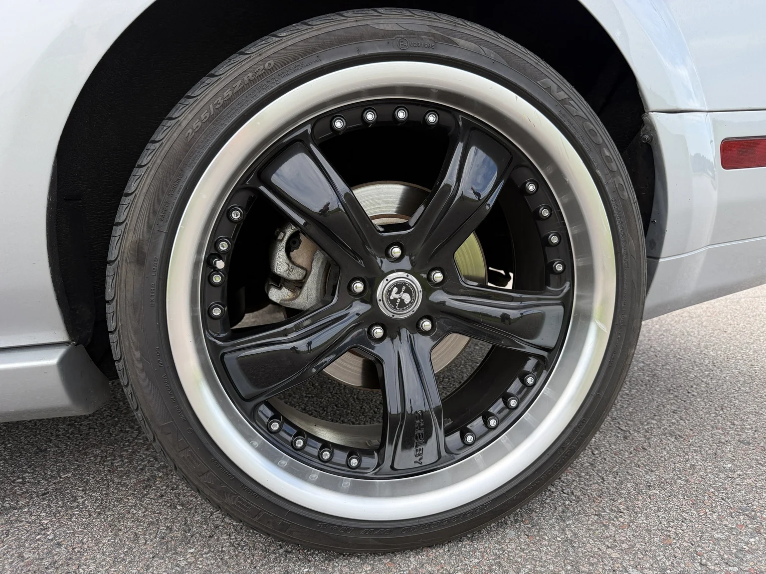 Exteriörbild på 2006 Ford Mustang GT (27)