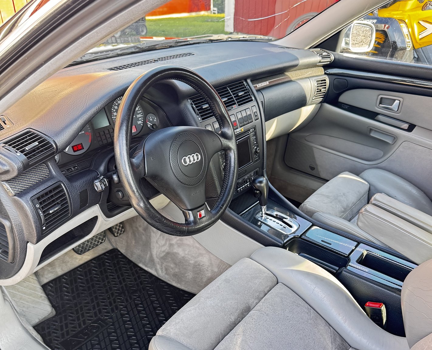 Interiörbild 1999 Audi S8 4.2 Quattro