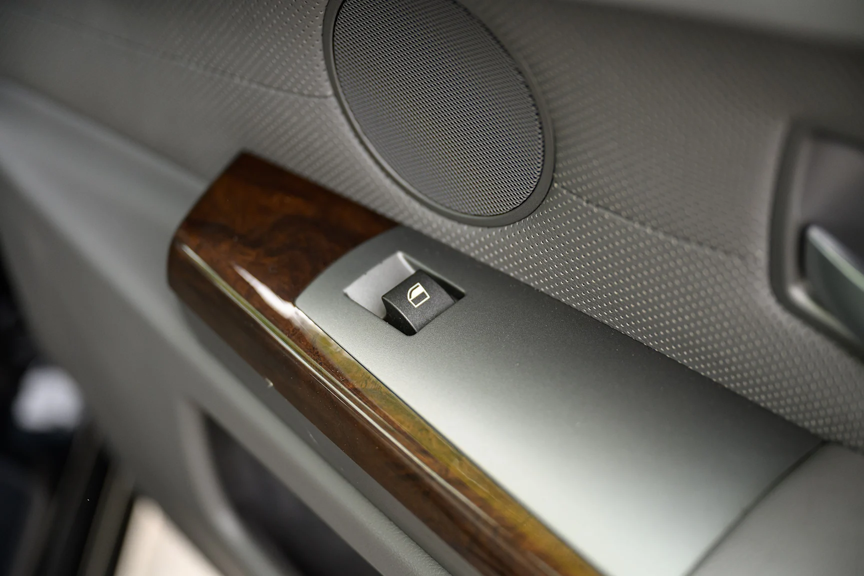 Interior image of 2001 BMW 745i (55)