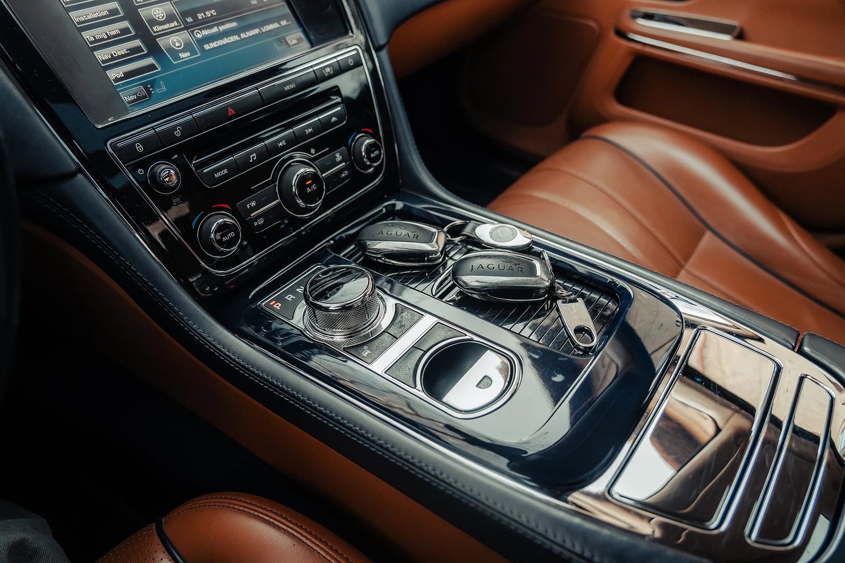 Interior image of 2012 Jaguar XJ (15)