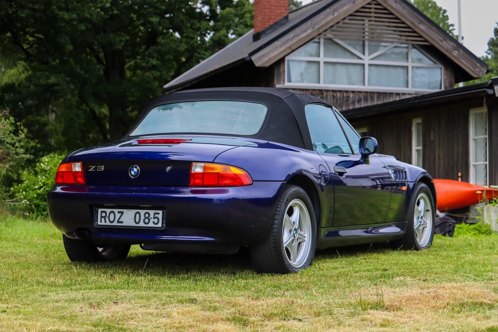 Exterior image of 1999 BMW Z3 1.9i