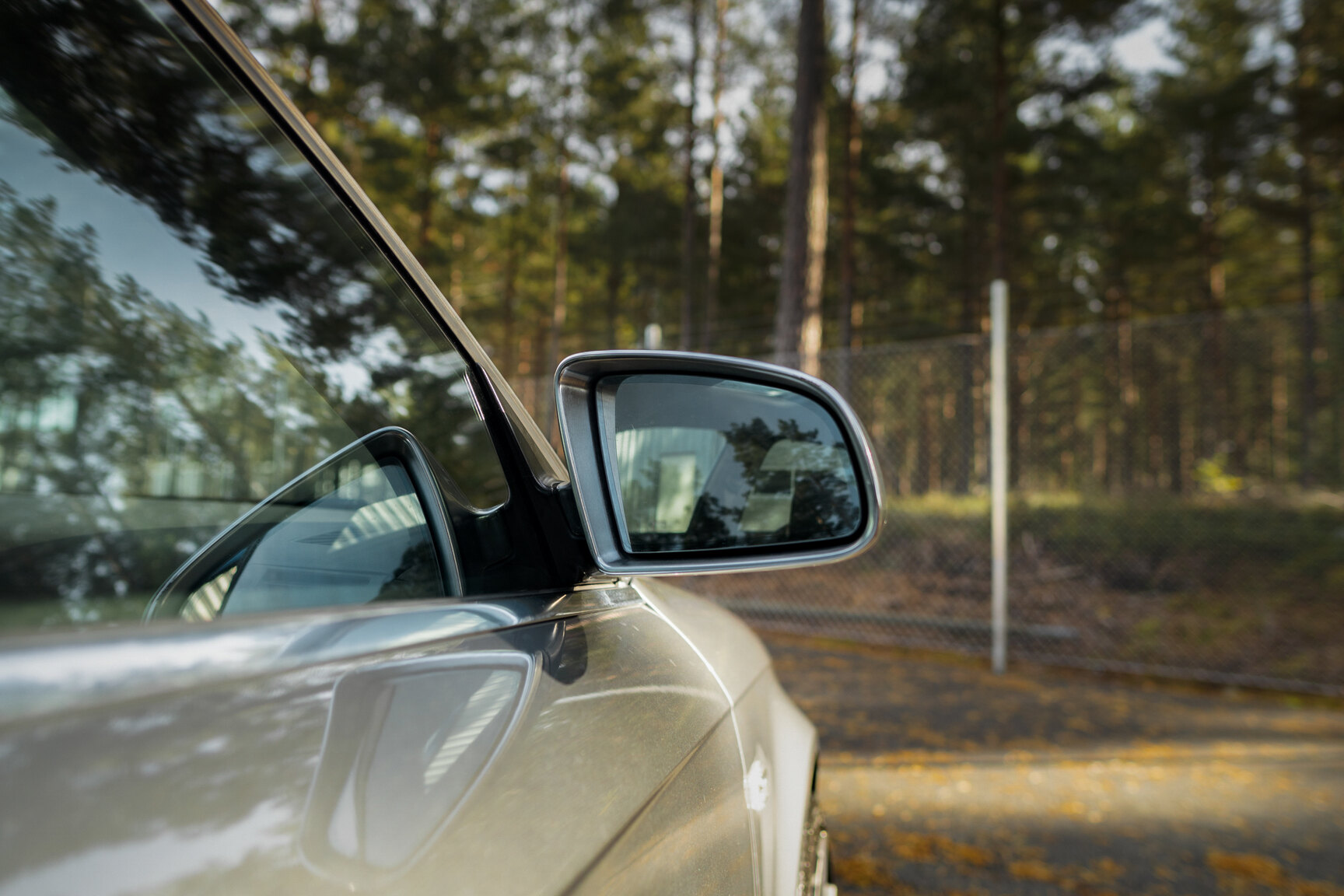 Exteriörbild på 2005 Audi S4 Avant (30)