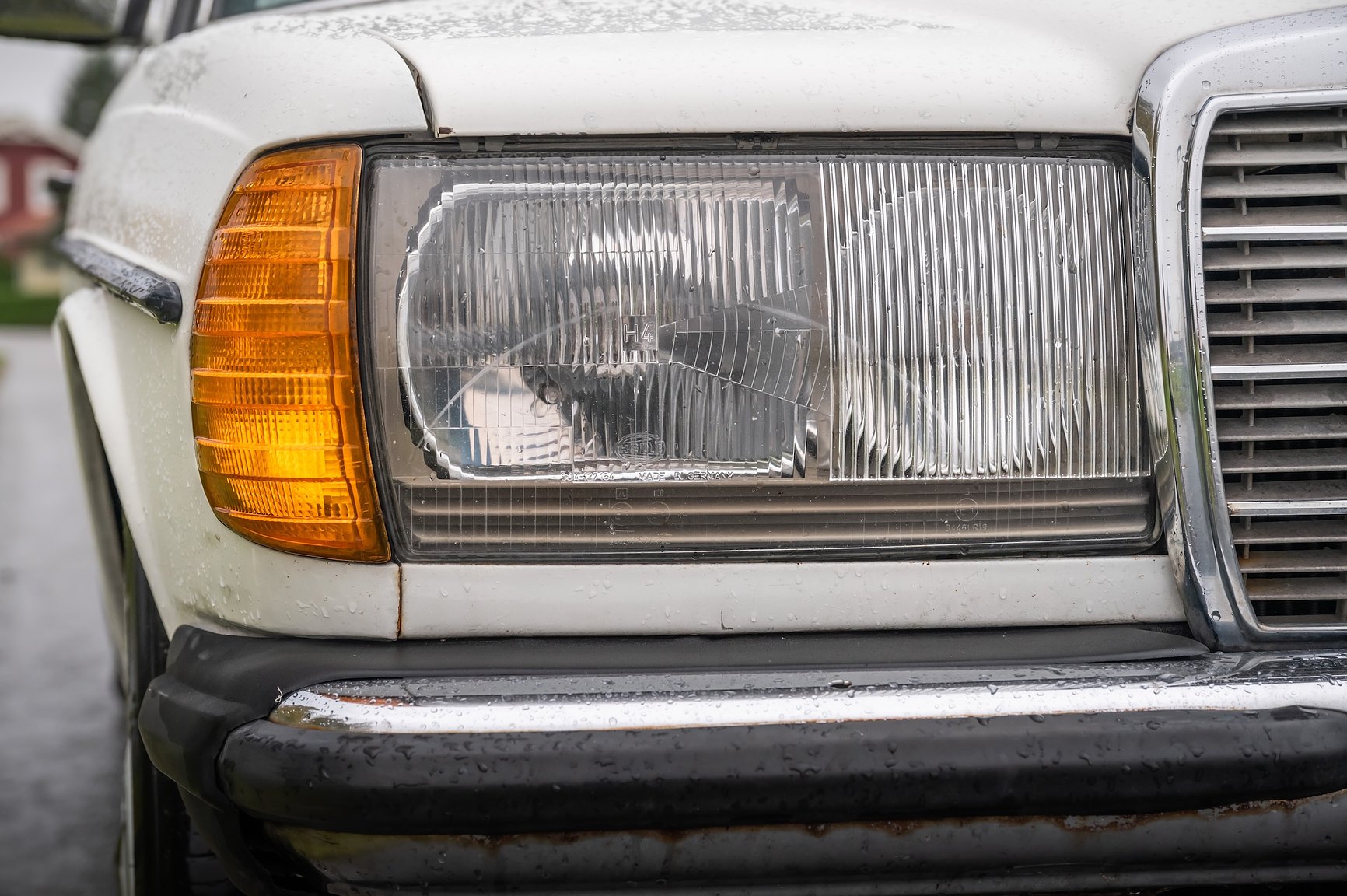 Exterior image of 1985 Mercedes-Benz 200 Automatic