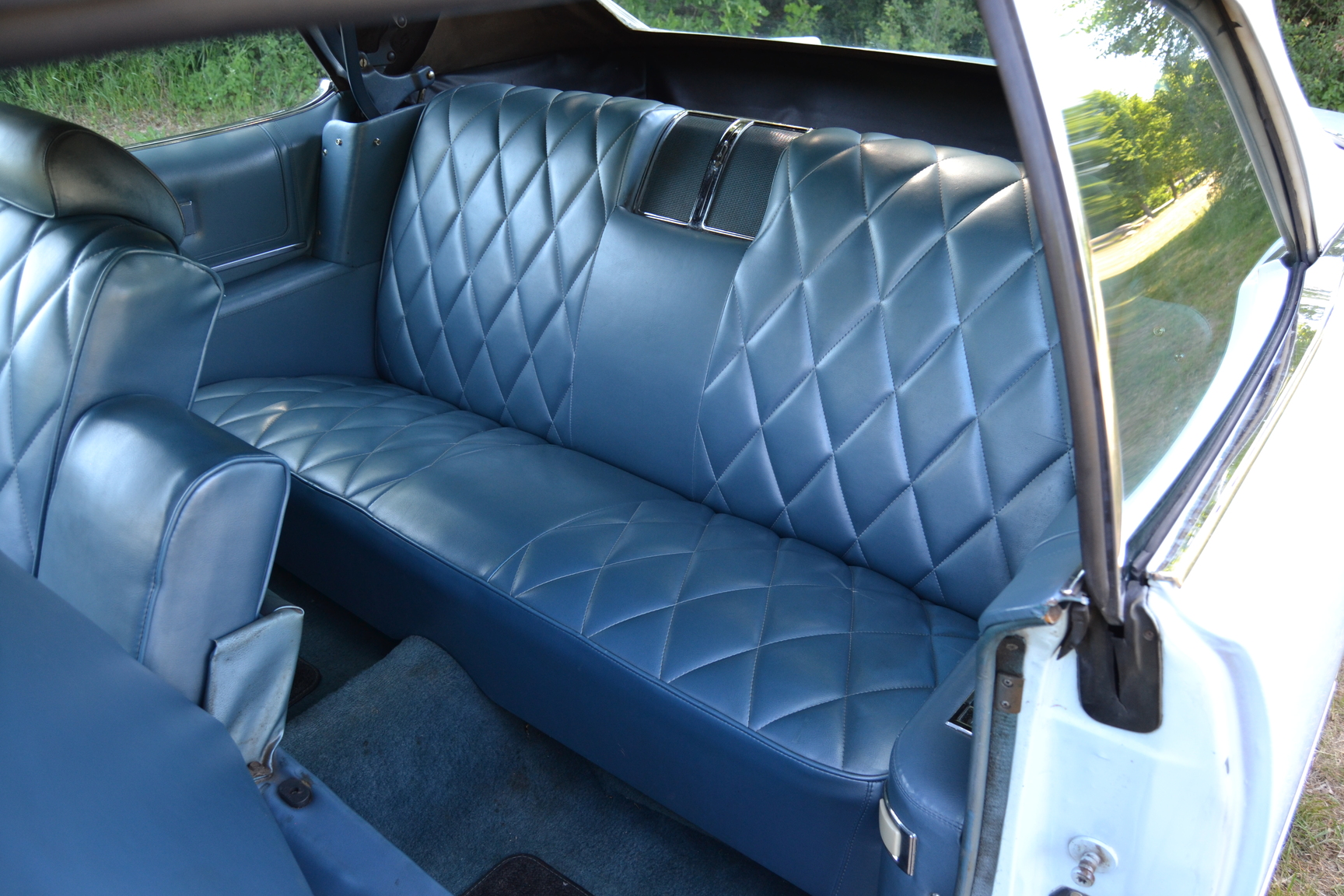 Interior image of 1970 Oldsmobile Ninety eight Convertible (11)