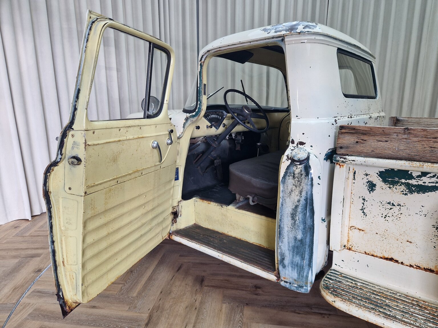 Interior image of Chevrolet Apache (SÅLD PÅ PLATS) 