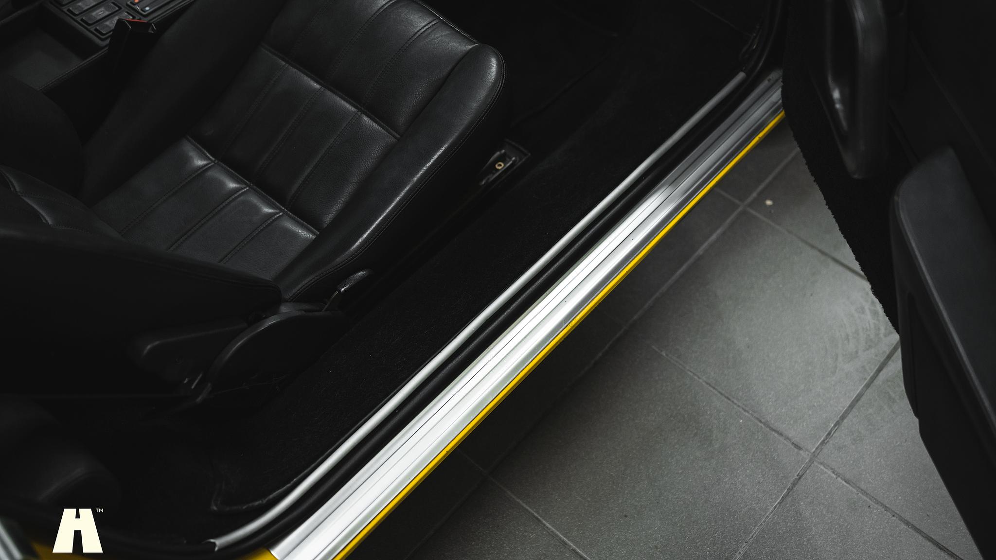 Interiörbild 1986 Ferrari 328 GTB