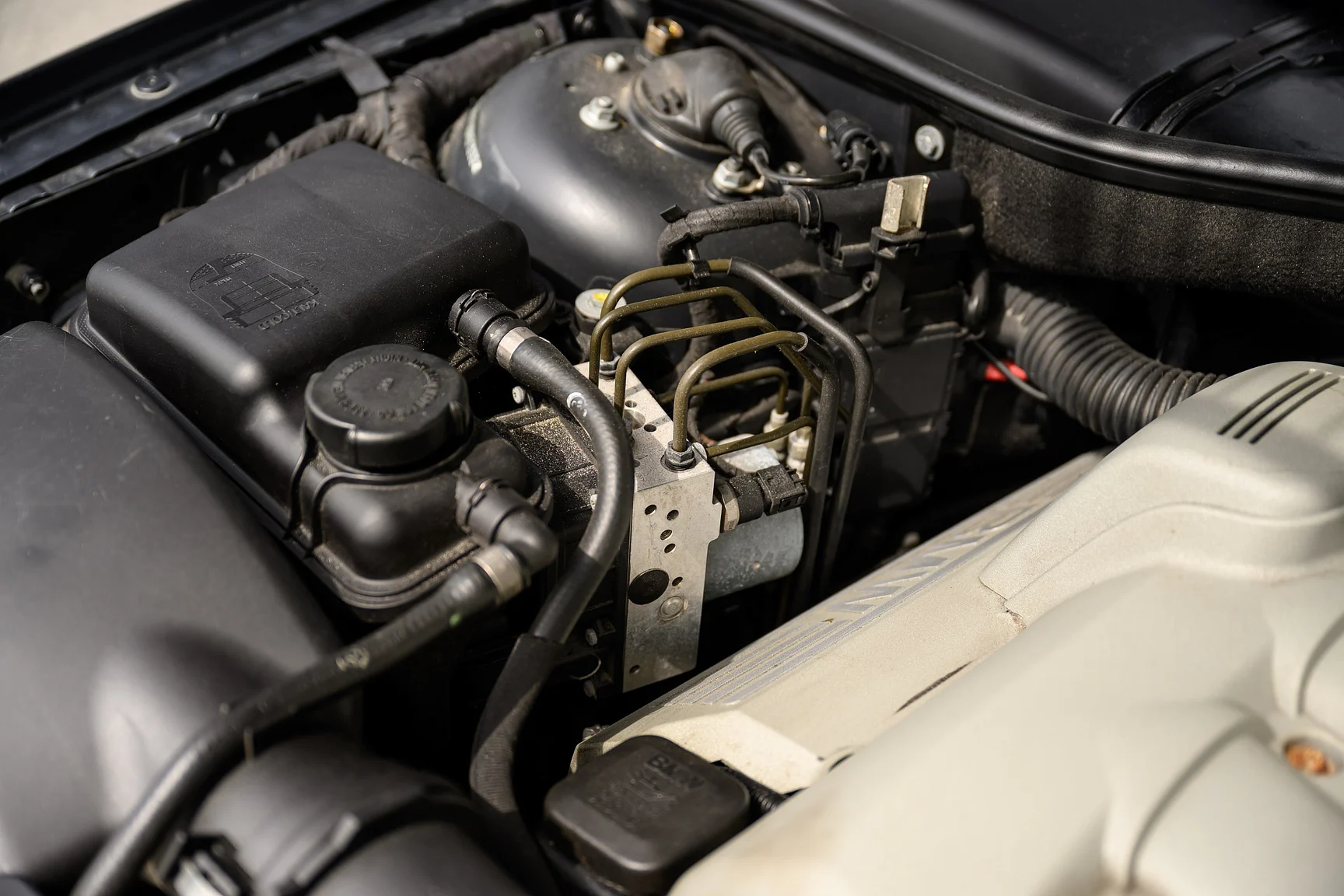 Image of 2001 BMW 745i (7) mechanics