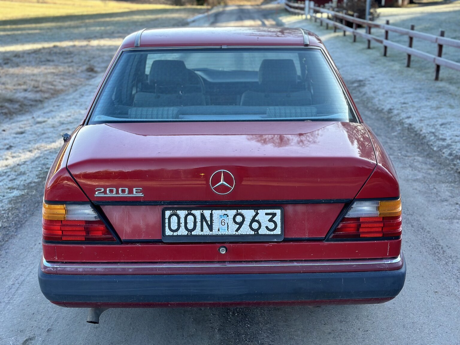 Exteriörbild på 1990 Mercedes-Benz 200 E