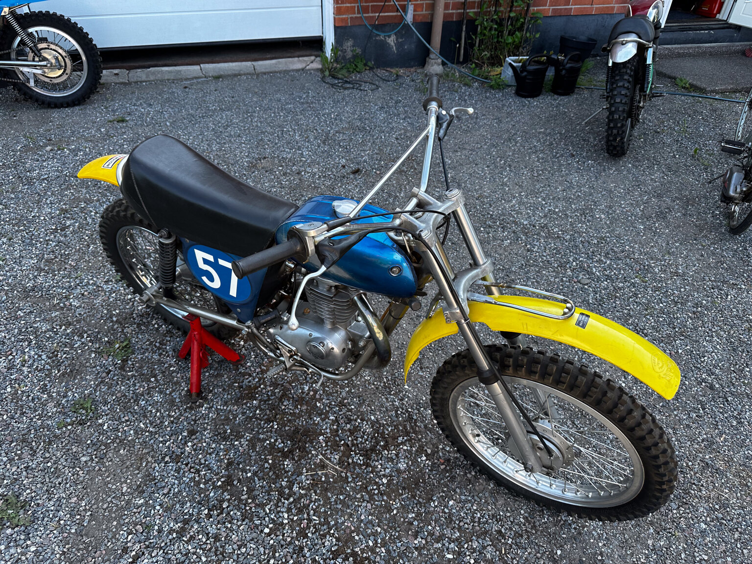 Exteriörbild på 1975 BSA Cheney 500