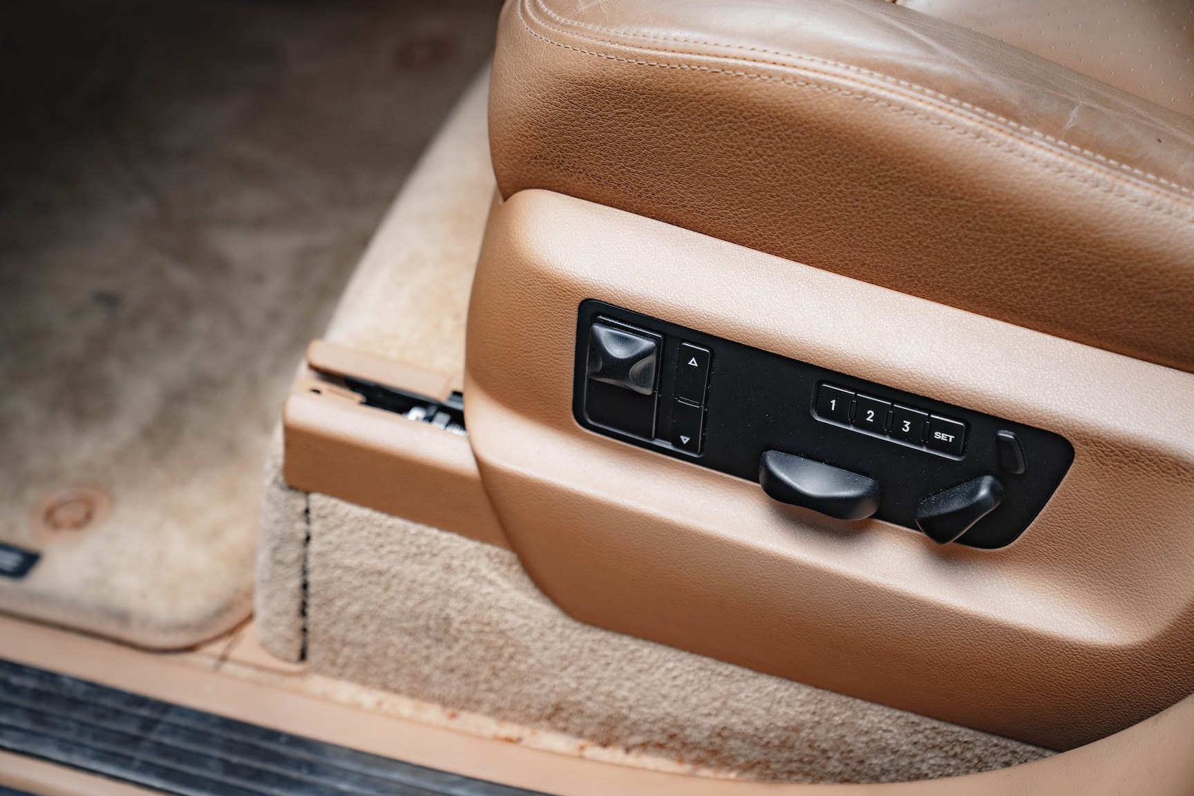 Interior image of 2005 Porsche Cayenne Turbo WLS