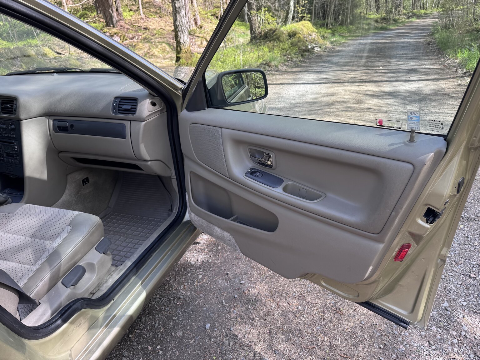 Interior image of 1999 Volvo V70 2.5