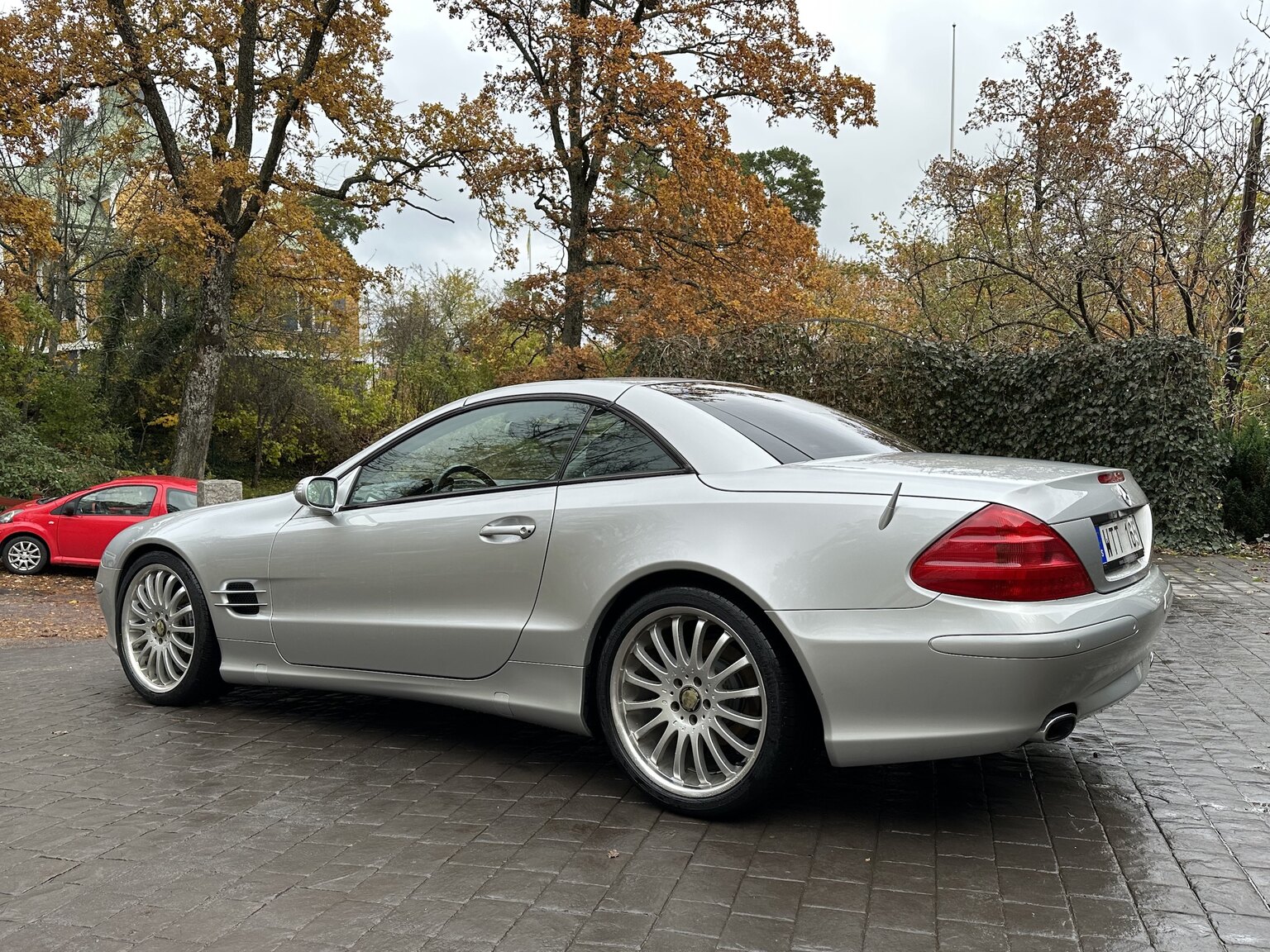 Exterior image of 2005 Mercedes-Benz SL 350