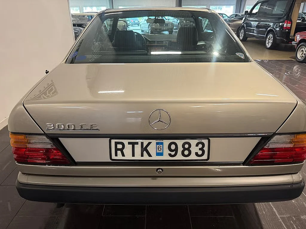 Exteriörbild på 1988 Mercedes-Benz 300 CE (3)