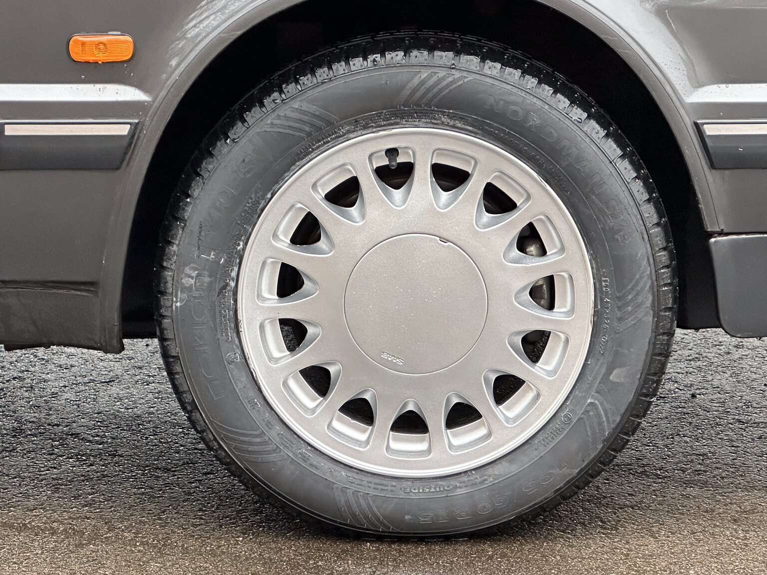 Exterior image of 1988 SAAB 9000i
