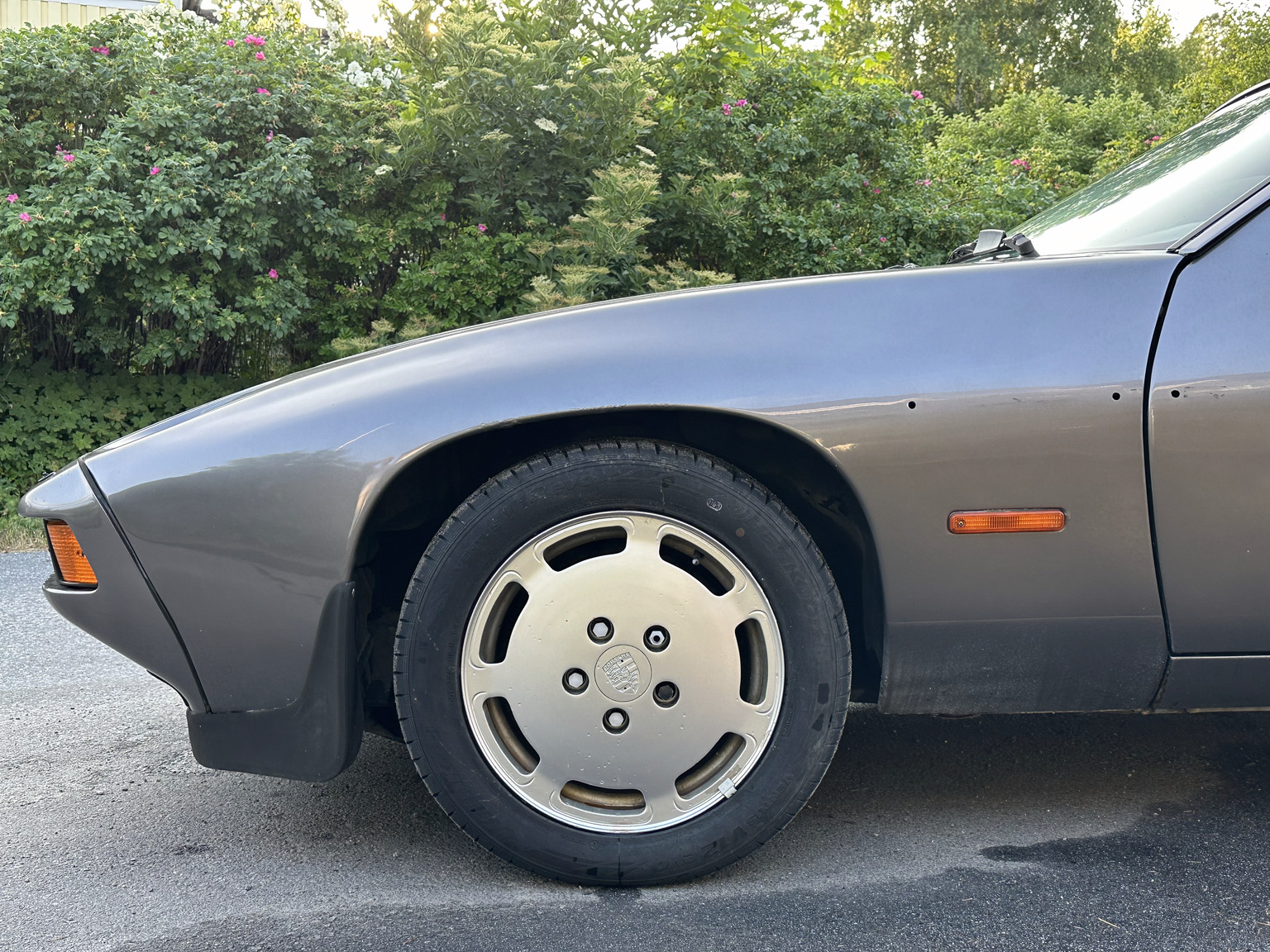 Exterior image of 1985 Porsche 928 (30)