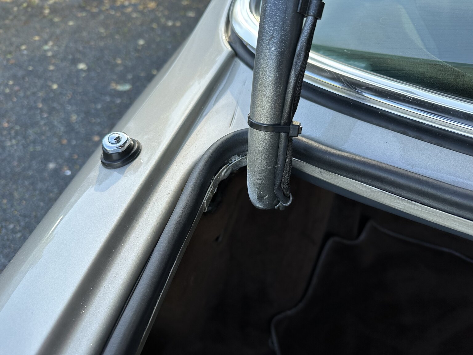 Interior image of 1986 Mercedes-Benz 500 SEC (50)