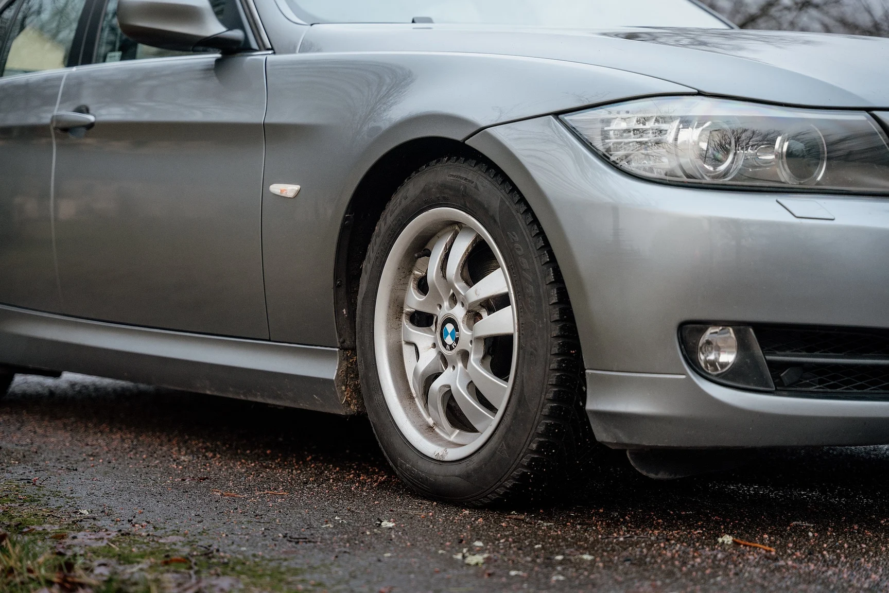 Exterior image of 2010 BMW 325i Sedan (23)