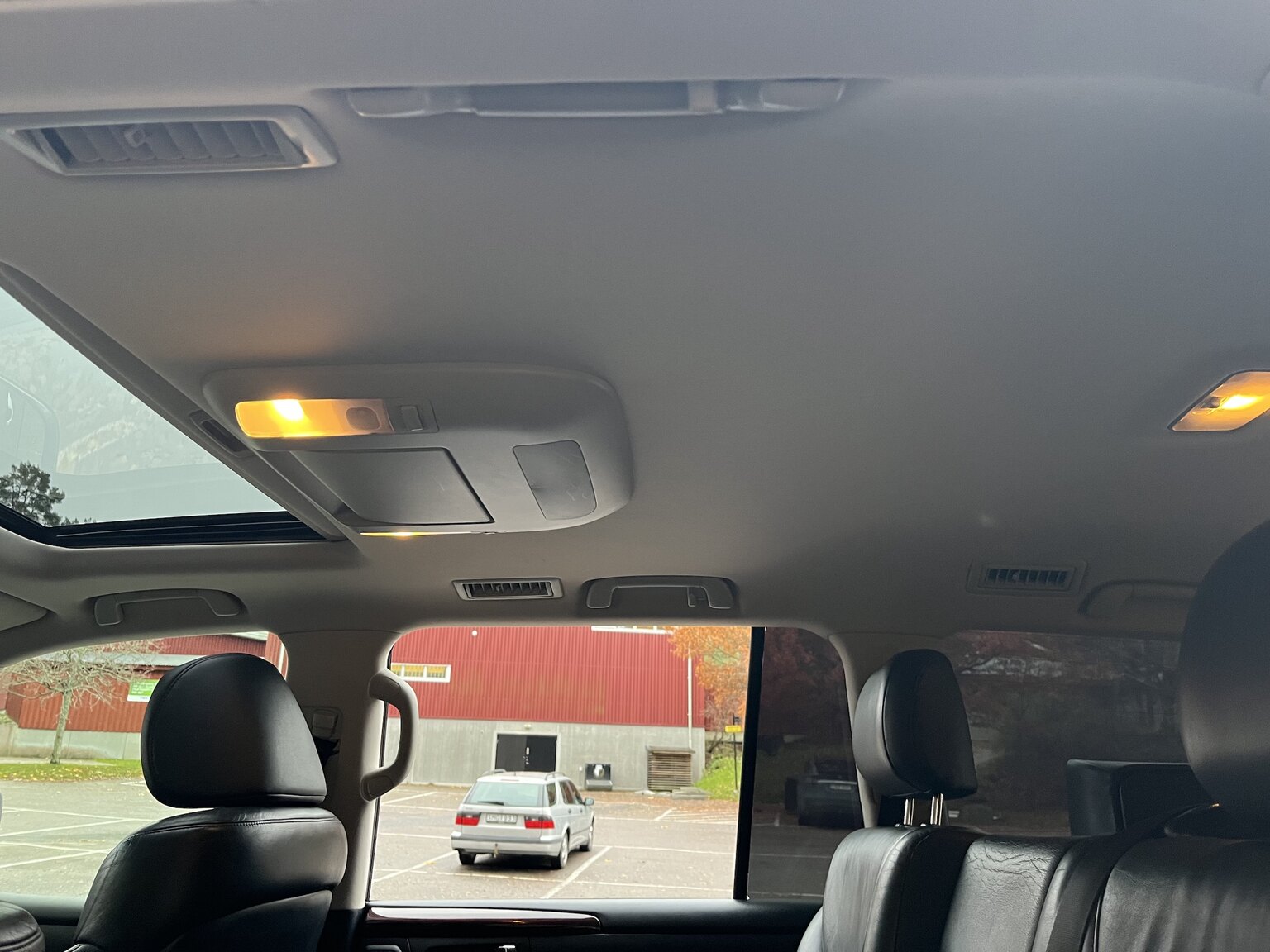 Innenraumfoto von 2011 Lexus LX570