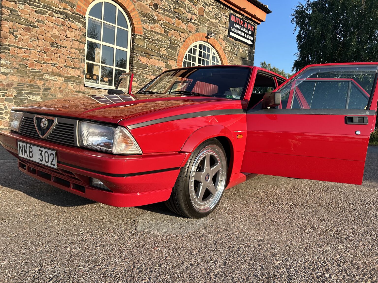 Exterior image of 1988 Alfa Romeo 75 (23)