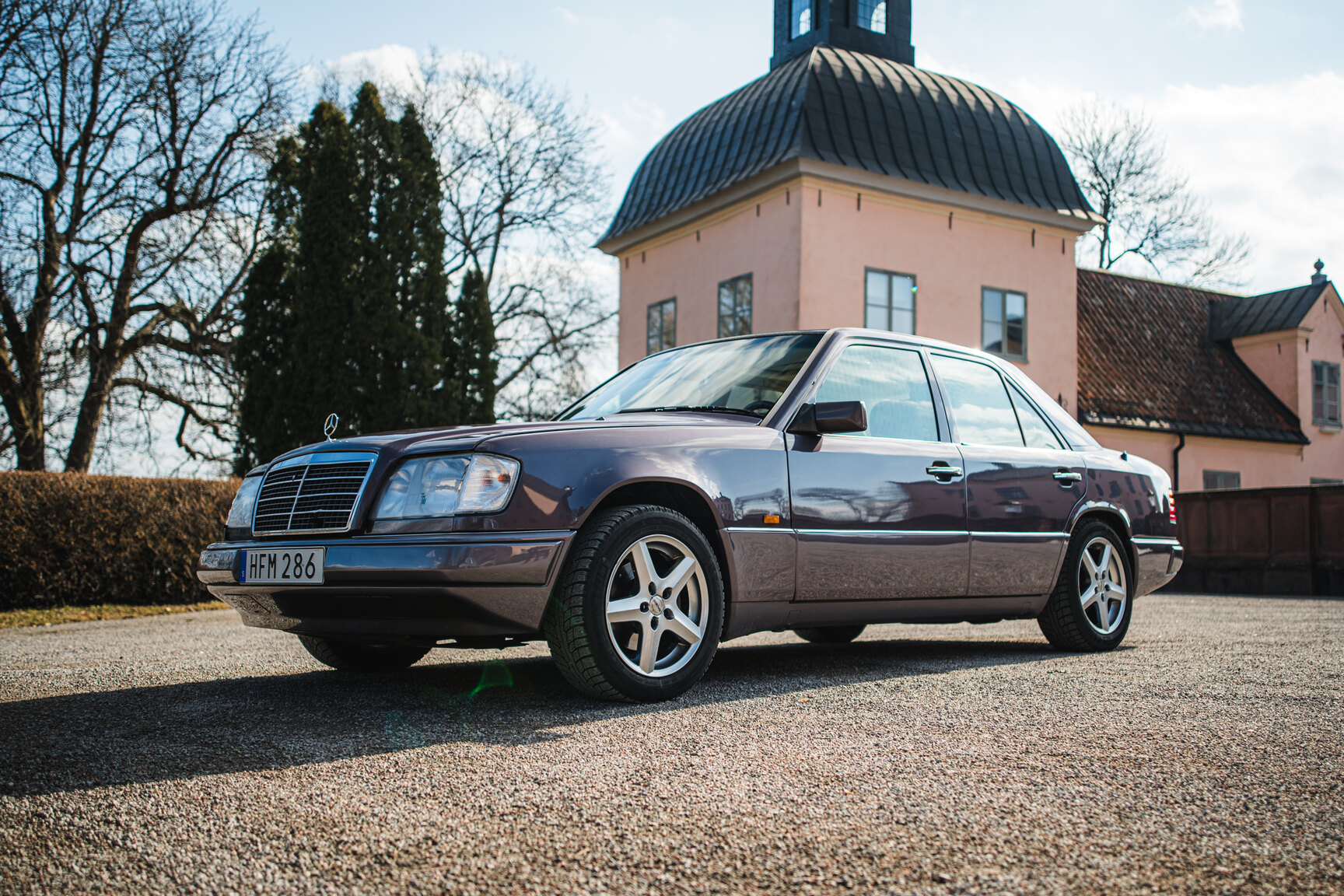 Exterior image of 1993 Mercedes-Benz E 220