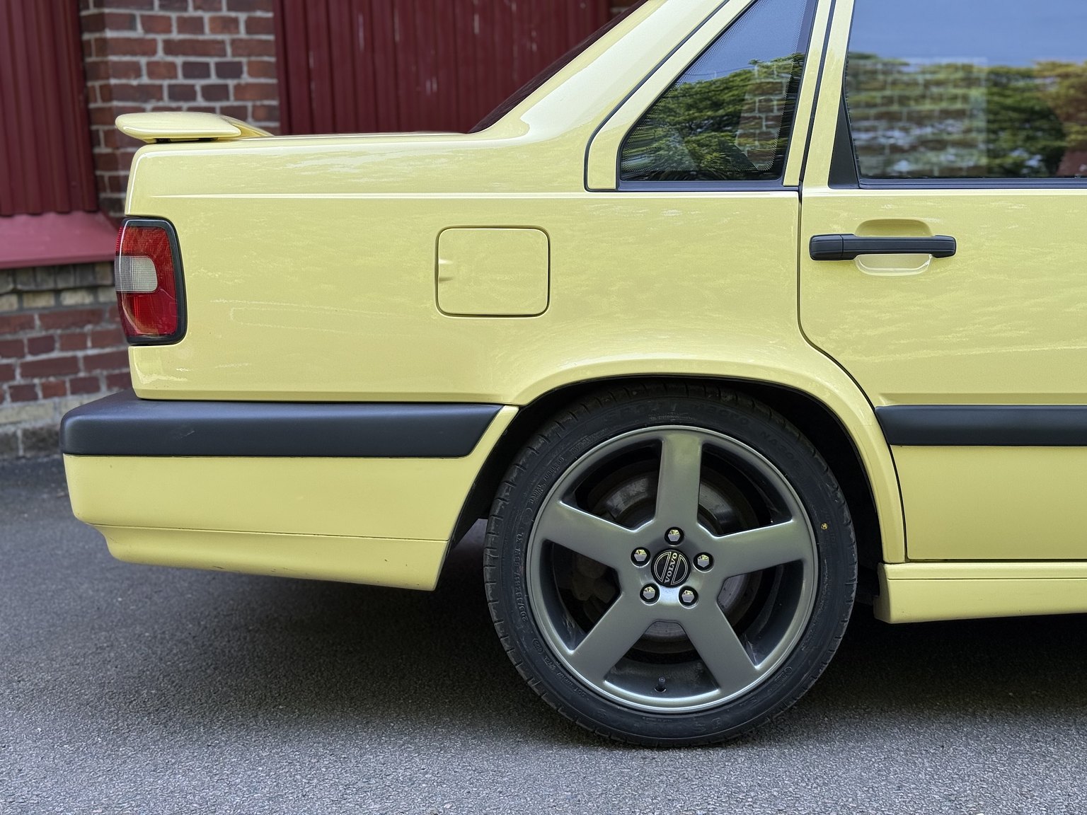 Exterior image of 1995 Volvo 850 T-5R