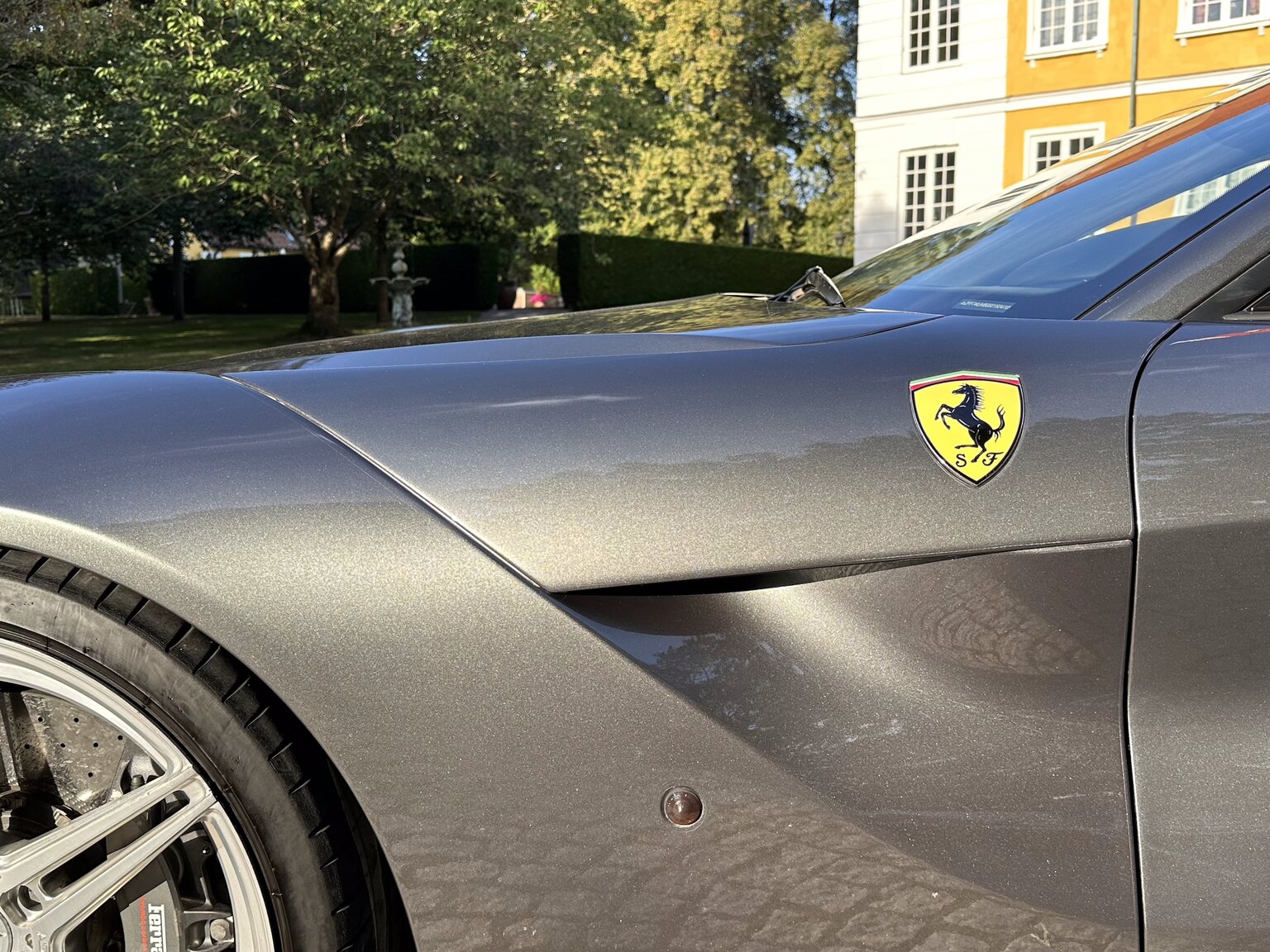 Exteriörbild på 2013 Ferrari F12 Berlinetta