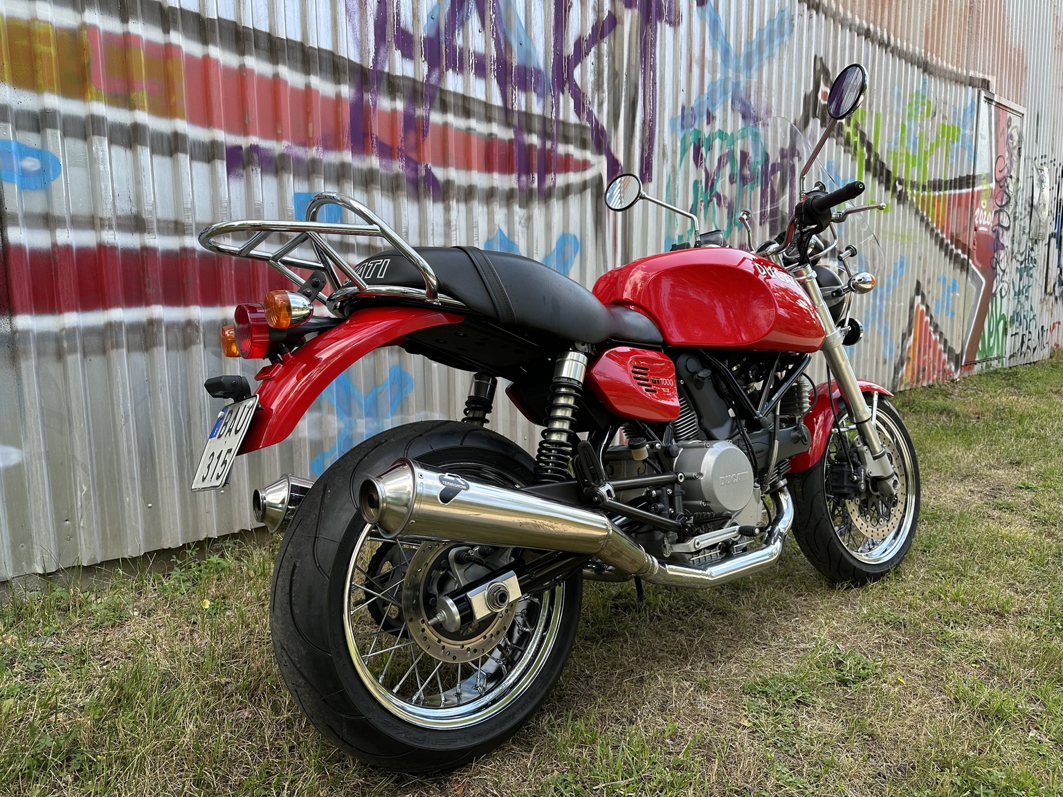 Exterior image of 2006 Ducati 1000 GT (32)