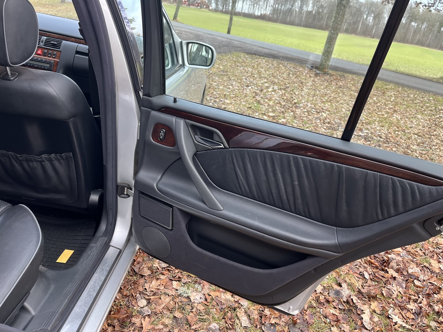 Innenraumfoto von 1999 Mercedes-Benz E320 T Automat