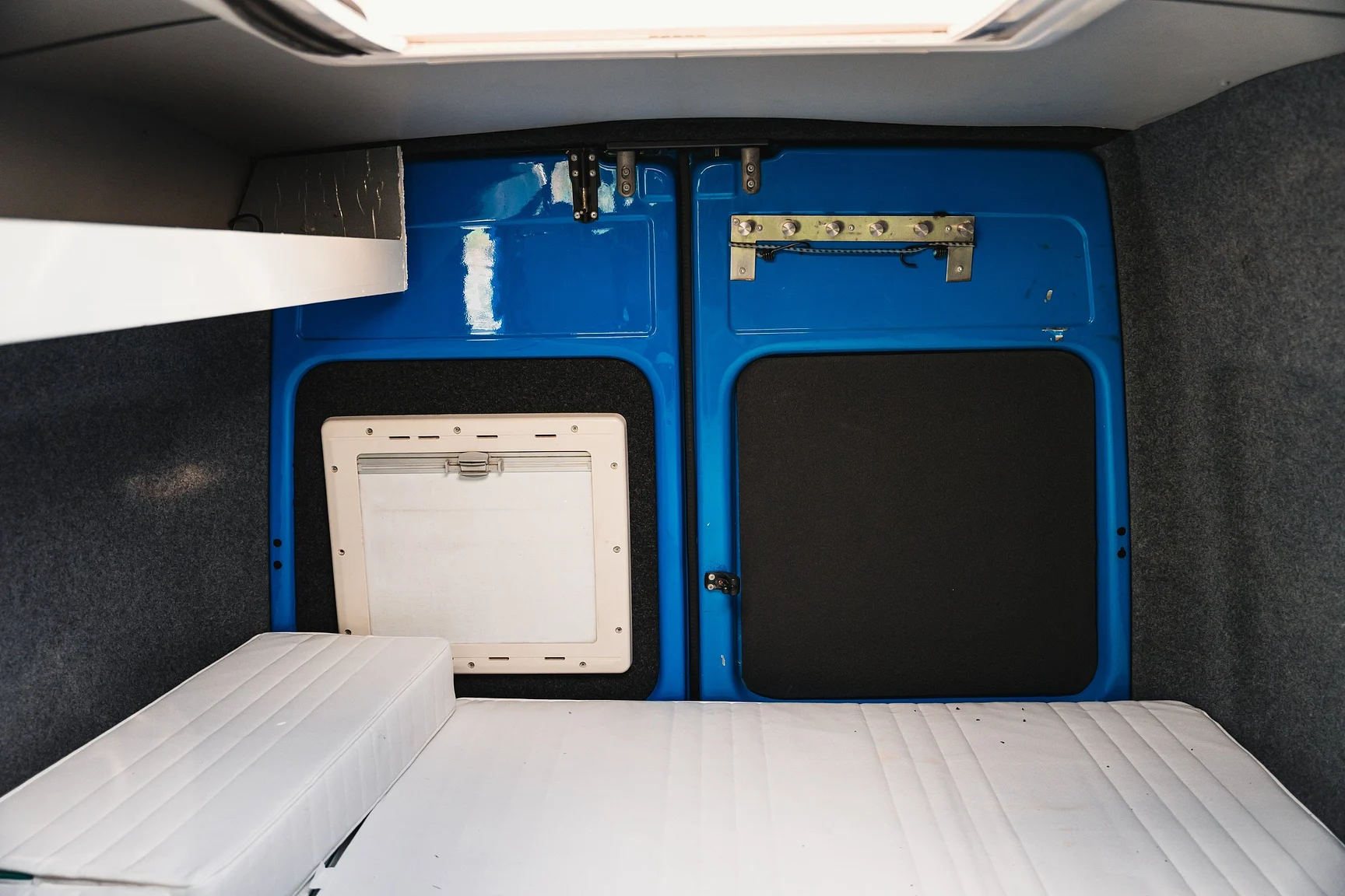 Innenraumfoto von 2004 Mercedes-Benz Sprinter 4x4 Campervan/Overlander (47)