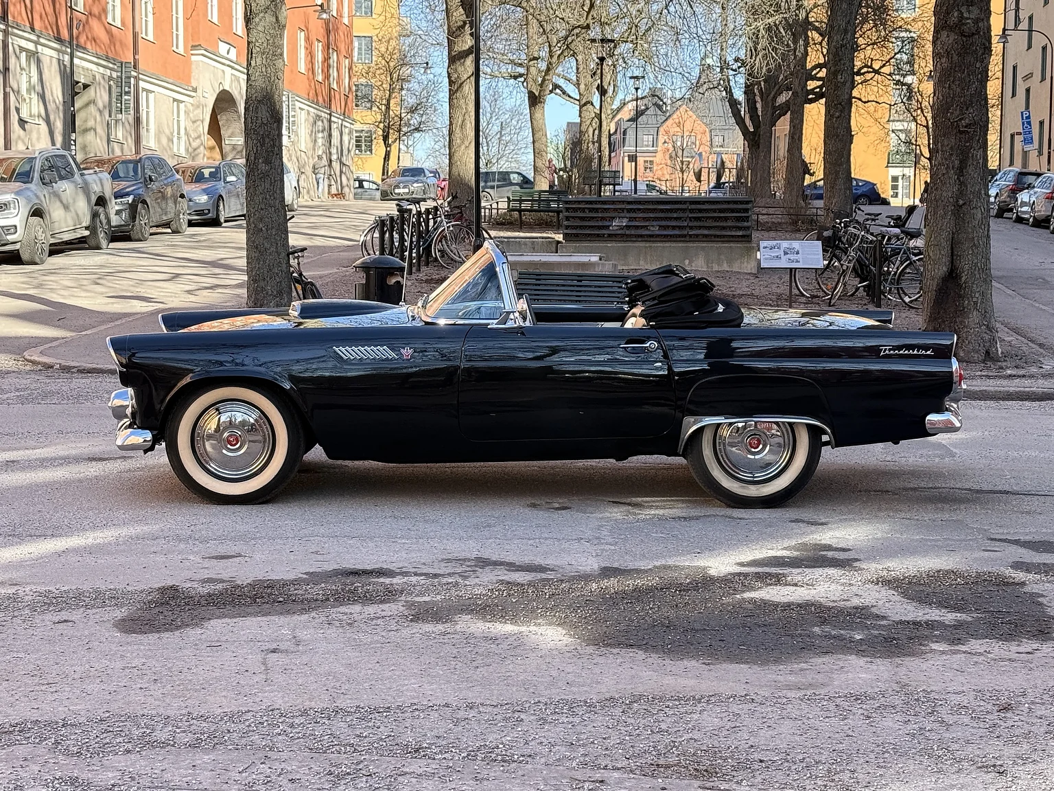Exteriörbild på 1955 Ford Thunderbird (11)