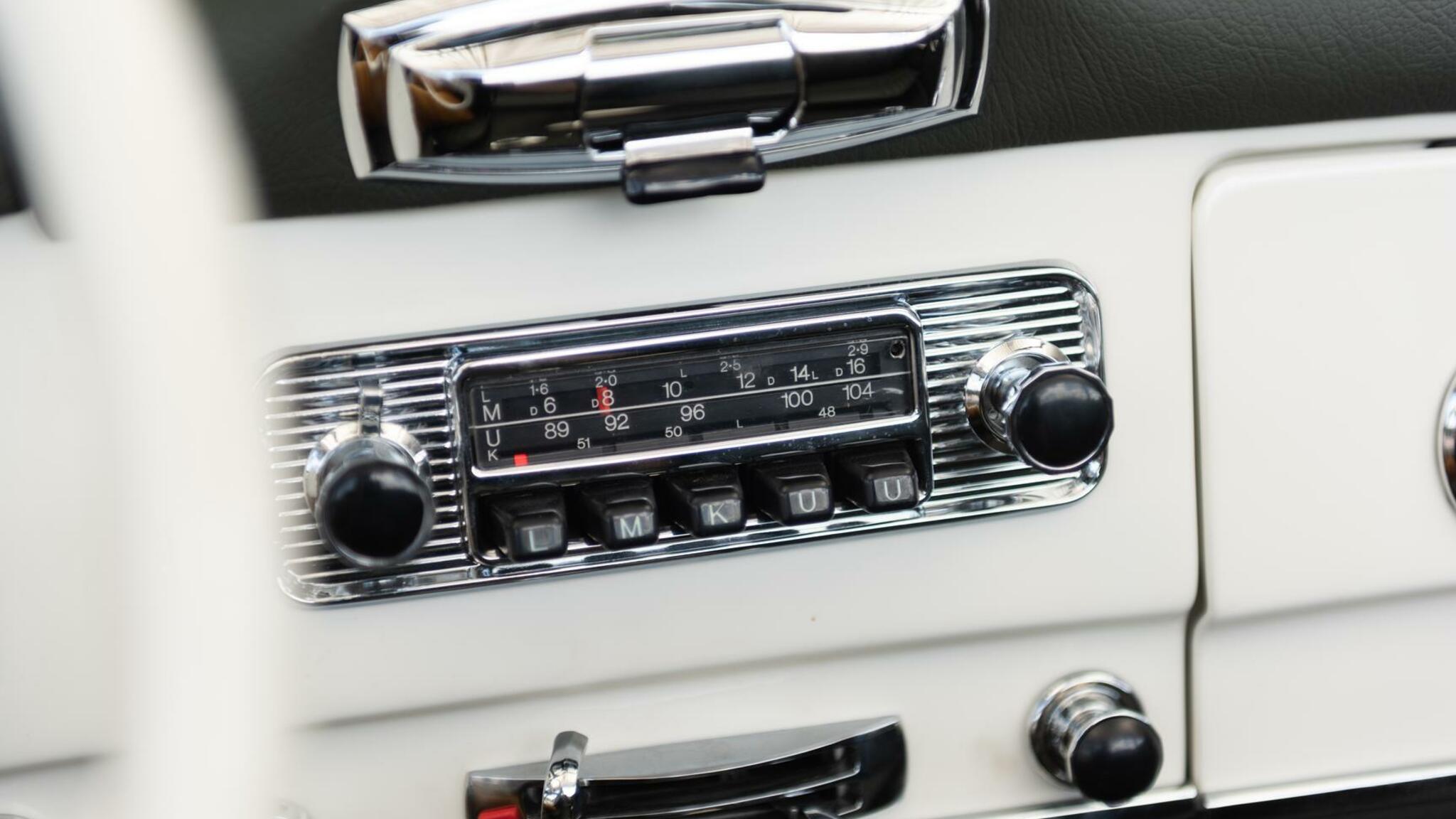 Innenraumfoto von 1956 Mercedes Benz 190 SL Roadster (35)