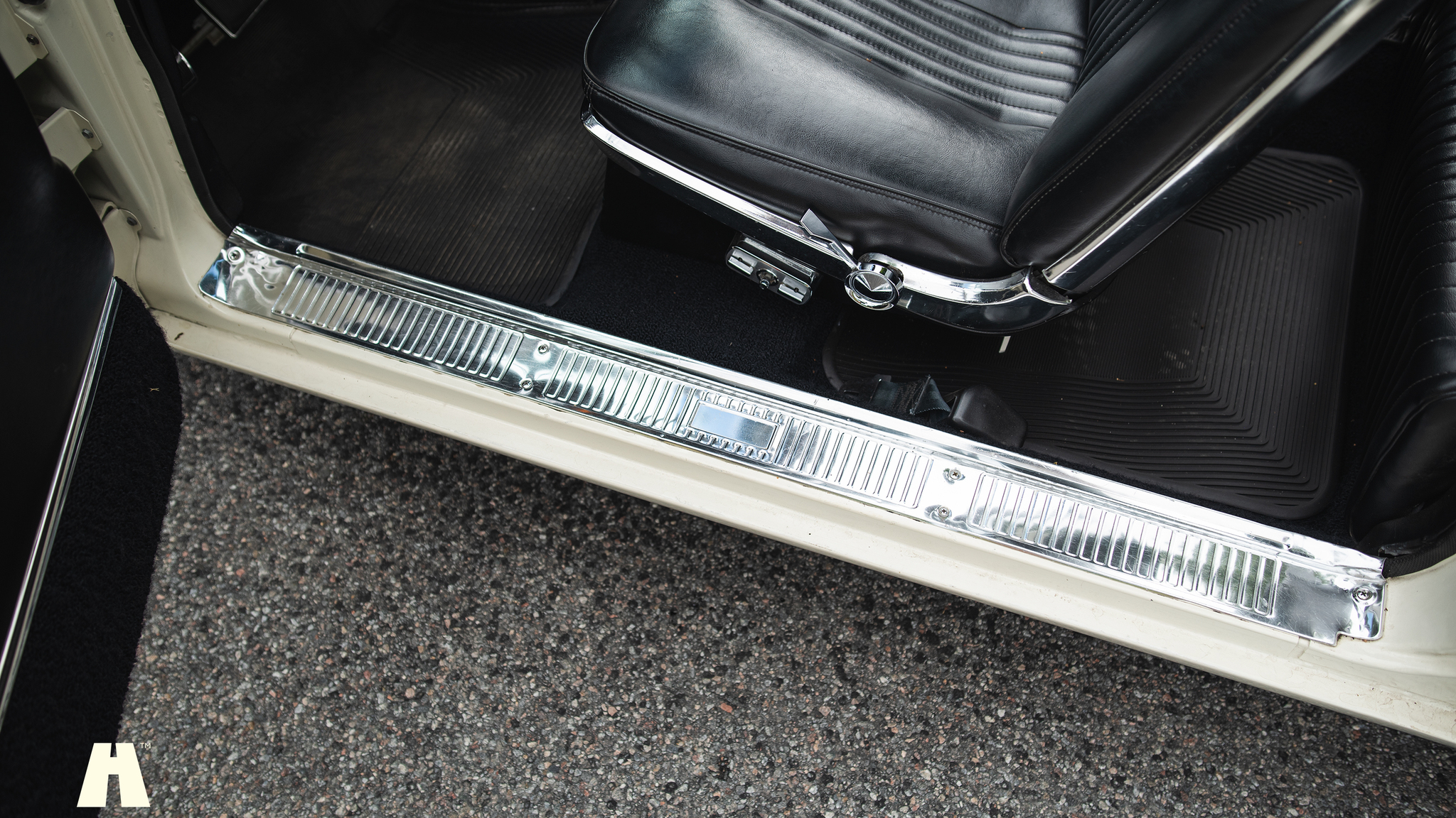 Interior image of 1965 Ford Thunderbird (11)