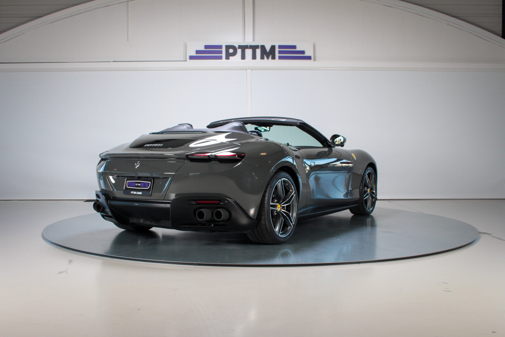 Exteriörbild på 2024 Ferrari Roma Spider